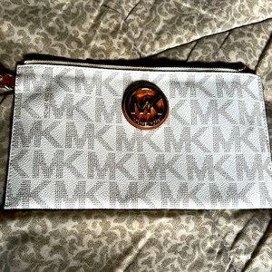 NWOT Authentic MICHAEL Michael Kors clutch/wristlet